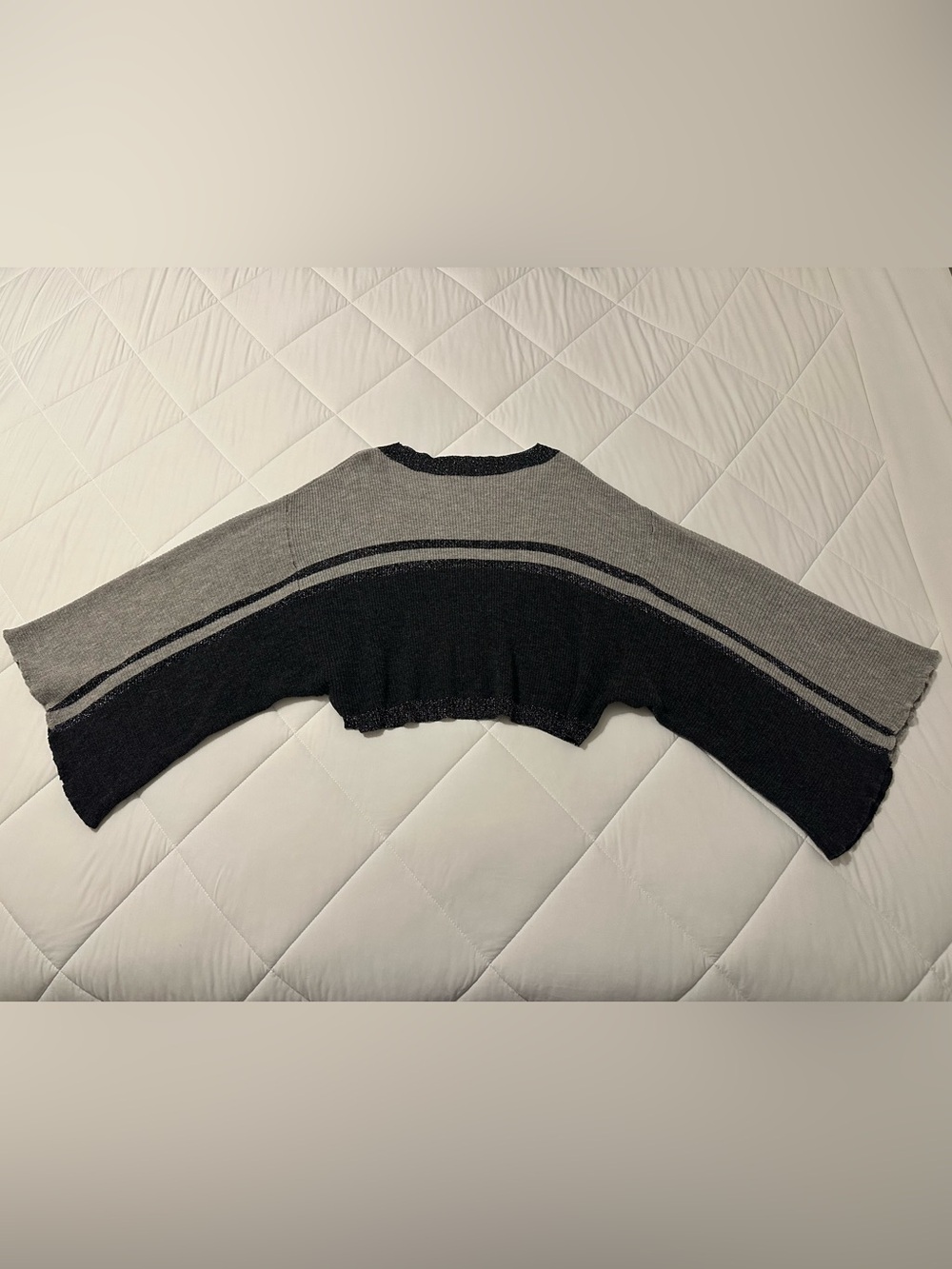 Cropped Two-Tone Knit Sweater - Gray & Black with oversized sleeves
